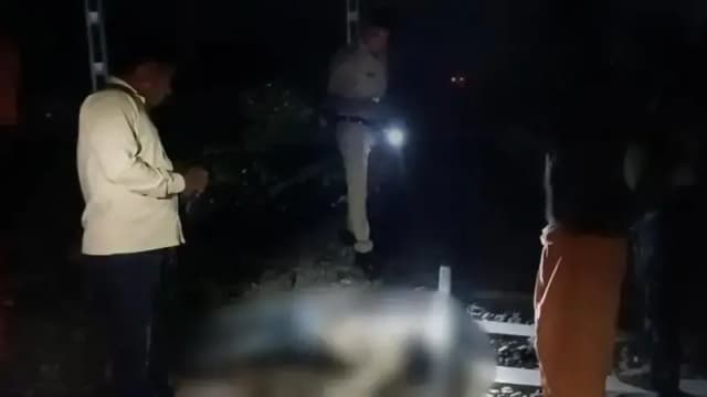 Chandauli News: रेलवे फाटक पर दर्दनाक हादसा, ट्रेन की चपेट में आने से साइकिल सवार युवक की मौत.
