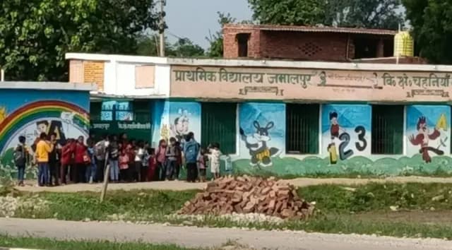 Chandauli News: देर से विद्यालय पहुंचे शिक्षक, कड़ी धूप में घंटों इंतजार करने को मजबूर नौनिहाल
