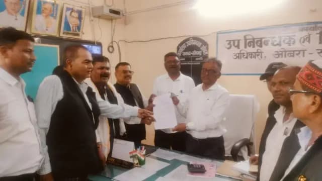 Sonbhadra News: नई सर्किल रेट सूची के विरोध में अधिवक्ताओं ने उप निबंधन अधिकारी को सौंपा ज्ञापन.