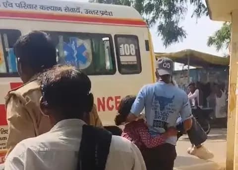 Chandauli News: कॉलेज में छात्रा ने शिक्षक पर लगाया छेड़छाड़ का आरोप, आरोपी को देखते ही हुई बेहोश.
