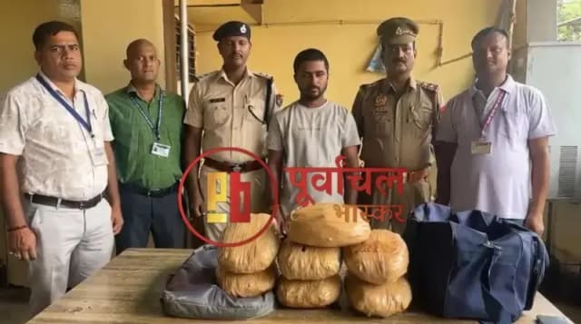 Chandauli News:अलीनगर पुलिस और RPF ने 7.424 किलो गांजे के साथ युवक को दबोचा. 

