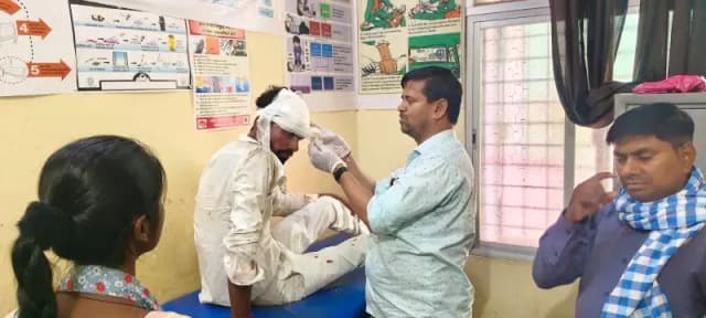 Chandauli News: सैलून में पहले बाल कटवाने को लेकर विवाद, शराब की बोतल से हमला कर युवक का सिर फोड़ा.
