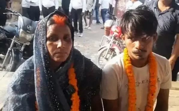 Chandauli News: तीन बच्चों की मां ने पति की मौजूदगी में प्रेमी संग लिए सात फेरे,अनोखी शादी बनी चर्चा का विषय.
