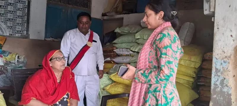 Chandauli News: खाद की कालाबाजारी पर सख्त प्रशासन, एसडीएम आकांक्षा सिंह ने कई दुकानों पर की औचक जांच.
