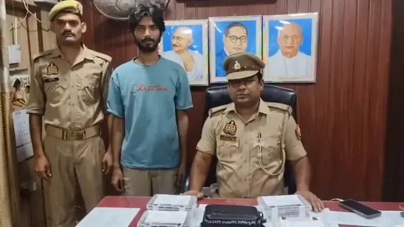 Chandauli News: ऑनलाइन गेमिंग के नाम पर साइबर ठगी करने वाले अंतरराज्यीय गिरोह का सदस्य गिरफ्तार, 21 डेबिट कार्ड बरामद.

