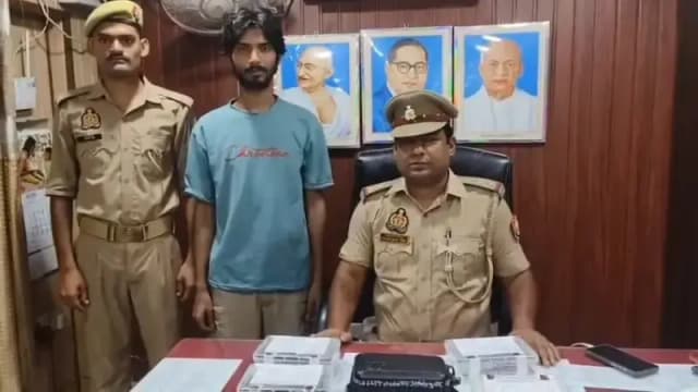Chandauli News: ऑनलाइन गेमिंग के नाम पर साइबर ठगी करने वाले अंतरराज्यीय गिरोह का सदस्य गिरफ्तार, 21 डेबिट कार्ड बरामद.

