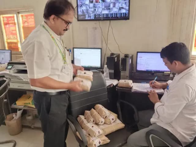 Chandauli News: सावन से पहले खाद्य सुरक्षा विभाग का बड़ा अभियान, फैक्ट्रियों में सैंपलिंग और हाईवे ढाबों को सख्त चेतावनी.
