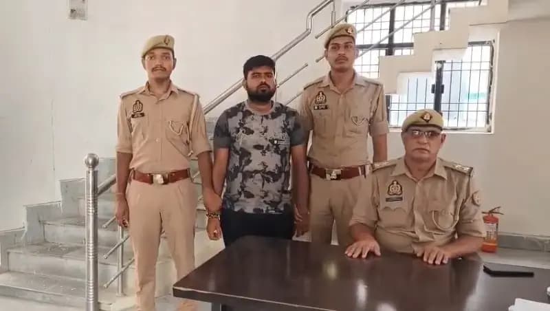 Chandauli News: गोतस्करी मामले में 25 हजार का इनामी गिरफ्तार, एक साल से चल रहा था फरार.
