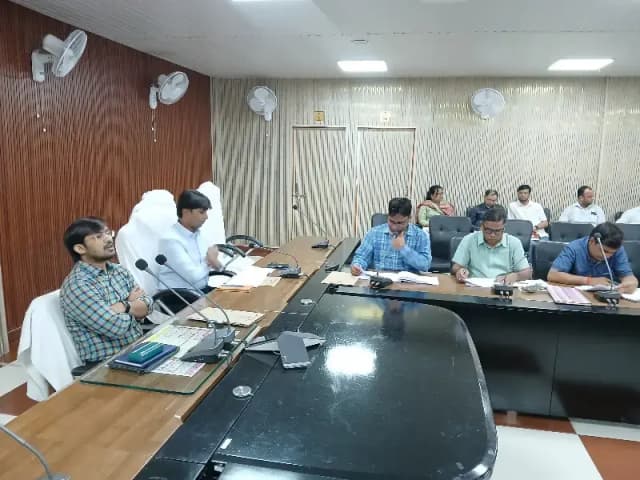 Chandauli News: शिक्षा व्यवस्था पर सख्त हुए डीएम, धानापुर बीईओ से मांगा स्पष्टीकरण, लापरवाही पर चेतावनी.

