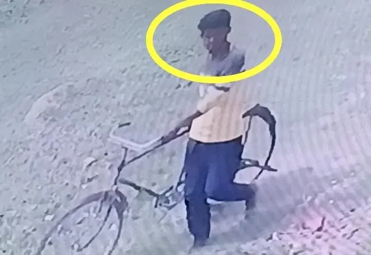 Chandauli News: विद्यालय परिसर स्थित दुर्गा मंदिर से घंटा चोरी, सीसीटीवी में संदिग्ध कैद.

