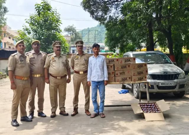Sonbhadra News: पुलिस की छापेमारी में जाइलो कार से 180 लीटर अंग्रेजी शराब बरामद, एक तस्कर गिरफ्तार.