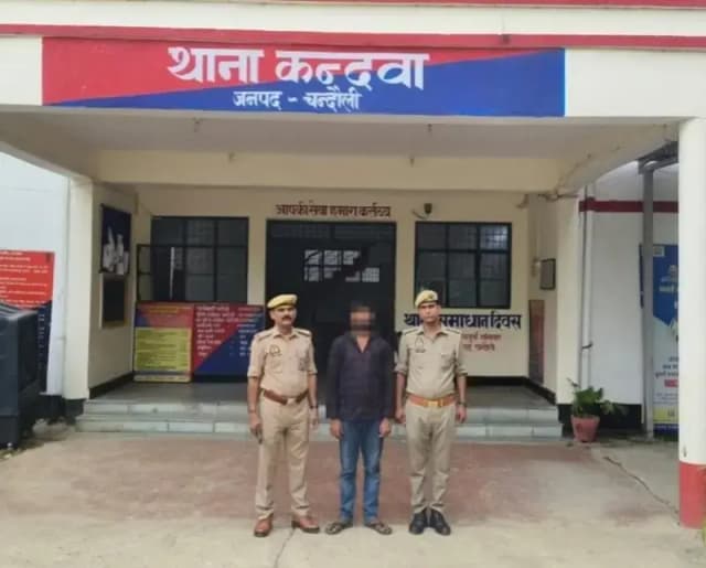 Chandauli News: सोशल मीडिया पर पीएम मोदी के लिए आपत्तिजनक पोस्ट करने के आरोप में युवक गिरफ्तार.
