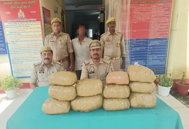 Chandauli News: 21.780 किलो गांजा के साथ पुलिस ने एक तस्कर को दबोचा, एक साथी फरार.
