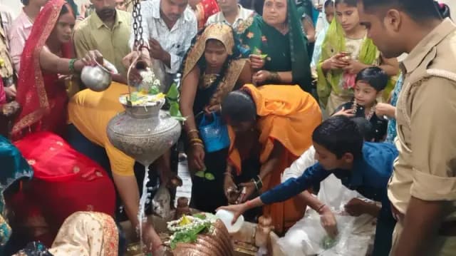 Chandauli News:सावन के पहले सोमवार को कालेश्वर धाम में उमड़ा आस्था का सैलाब, भोजापुर रेलवे क्रॉसिंग पर जाम से श्रद्धालु परेशान.

