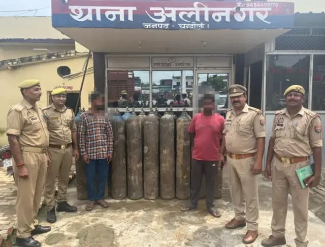 Chandauli News:24 घंटे में ऑक्सीजन सिलेंडर चोरी का खुलासा, 19 सिलेंडर बरामद, दो कर्मचारी गिरफ्तार.
