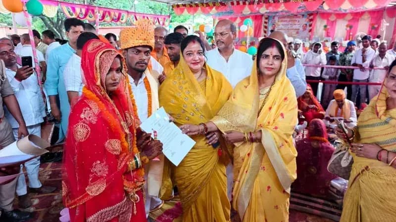 Chandauli News: मुख्यमंत्री सामूहिक विवाह योजना में 47 जोड़े परिणय सूत्र में बंधे, नवदंपतियों को मिला सरकारी लाभ.
