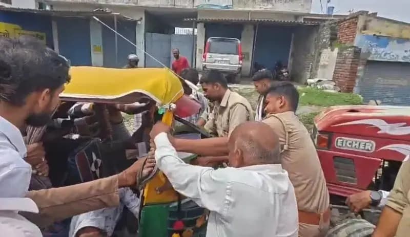 Chandauli News: खड़े ट्रैक्टर से टकराया बेकाबू ऑटो, केबिन में फंसा चालक गंभीर.
