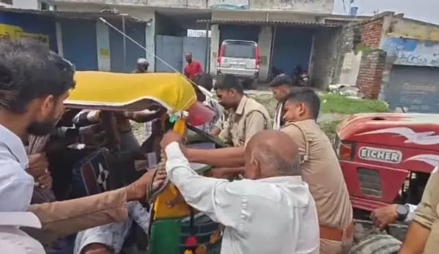 Chandauli News: खड़े ट्रैक्टर से टकराया बेकाबू ऑटो, केबिन में फंसा चालक गंभीर.
