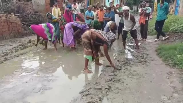 Chandauli News: बदहाल सड़क पर ग्रामीणों ने की धान की रोपाई, आरसीसी सड़क और नाली निर्माण की उठाई मांग.
