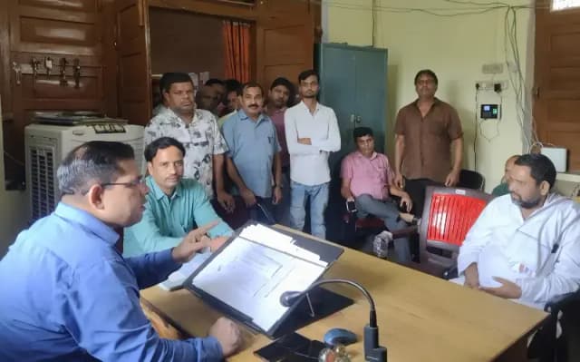 Chandauli News: परिचारक के आत्महत्या प्रयास पर DIOS बोले, गलतफहमी के कारण हुई घटना.

