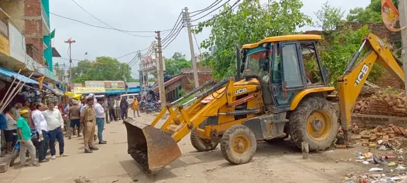 Chandauli News: अमृत सरोवर की सरकारी जमीन से 23 साल पुराना अतिक्रमण हटाया, बुलडोजर चला.
