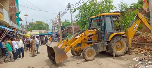 Chandauli News: अमृत सरोवर की सरकारी जमीन से 23 साल पुराना अतिक्रमण हटाया, बुलडोजर चला.
