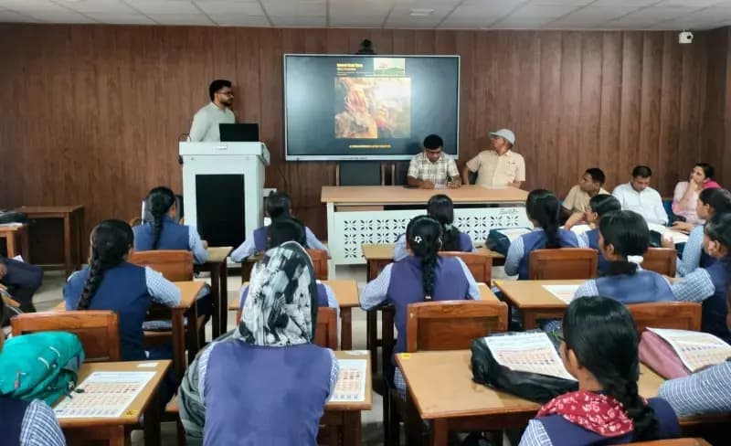 Chandauli News: राजकीय महिला महाविद्यालय में सड़क सुरक्षा जागरूकता कार्यक्रम, छात्राओं को बताए यातायात नियम.
