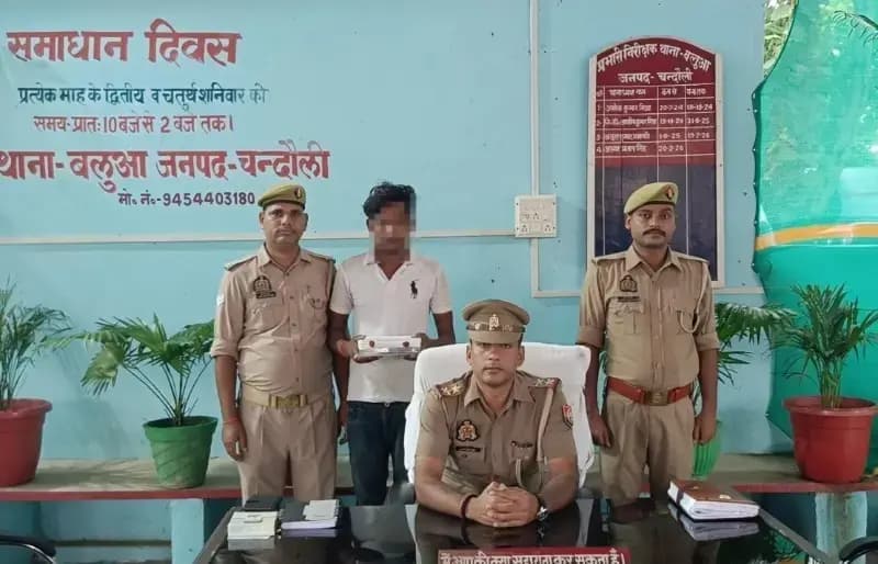 Chandauli News: पुलिस ने अवैध तमंचा व कारतूस के साथ युवक को दबोचा.
