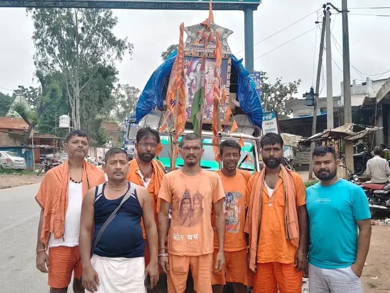 Sonbhadra News: असम का बोलबम जत्था बभनी पहुंचा, 7000 किमी की अनोखी तीर्थ यात्रा पर निकले श्रद्धालु.