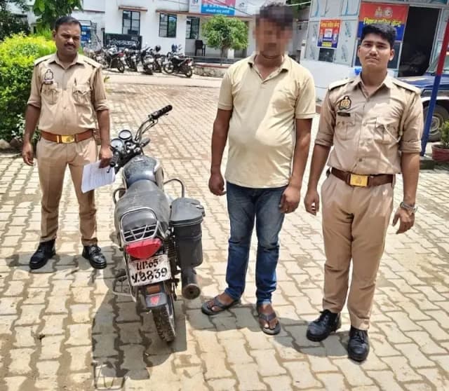Chandauli News: चोरी की बाइक के साथ आरोपी गिरफ्तार, गैंगस्टर समेत छह मुकदमे दर्ज.
