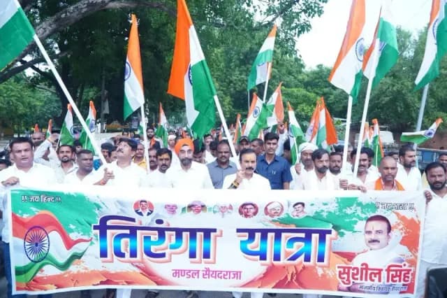 Chandauli News: विधायक सुशील सिंह ने निकाली तिरंगा यात्रा, मेडिकल कॉलेज भ्रष्टाचार पर कार्रवाई का ऐलान.
