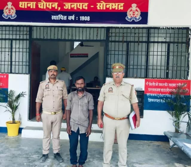 Sonbhadra News: चोपन पुलिस ने चोरी की बाइक के साथ शातिर आरोपी को दबोचा.