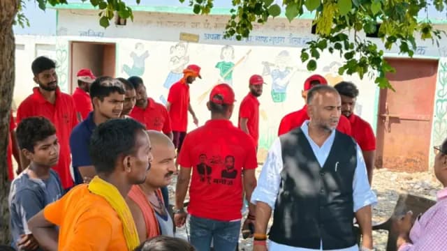 Chandauli News: स्कूल का गंदा शौचालय देखकर भड़के मनोज सिंह डब्लू, बोले अब ‘मैं हूं मनोज’ टीम करेगी सफाई.
