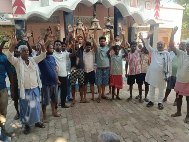 Chandauli News:चंद्रिका माता मंदिर से घंटों की चोरी, 24 घंटे बाद भी खुलासा नहीं, ग्रामीणों का प्रदर्शन.

