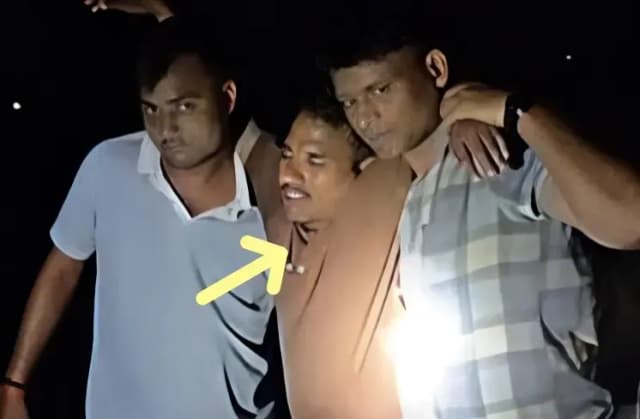 Chandauli News: 50 हजार के इनामी बदमाश से पुलिस की मुठभेड़, पैर में गोली लगने के बाद गिरफ्तार.
