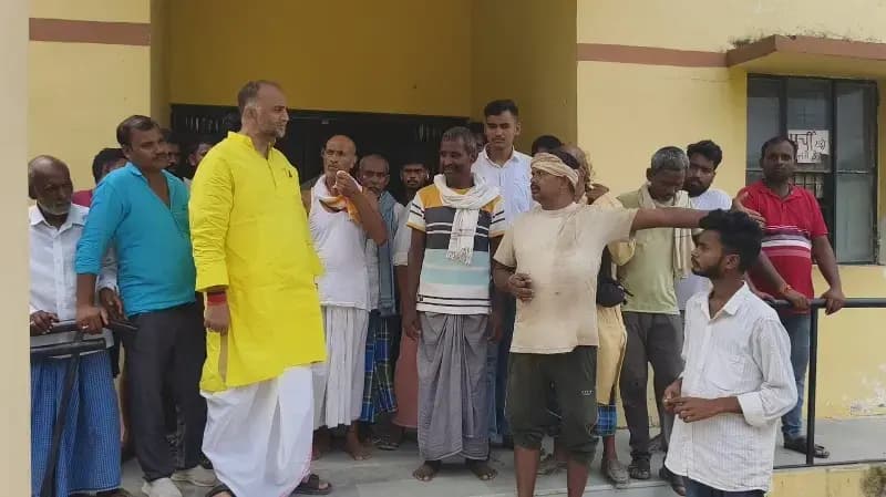 Chandauli News: चिरईगांव अस्पताल में सुबह 9:06 बजे पहुंचे डॉक्टर, पूर्व विधायक ने खोली व्यवस्था के दावों की पोल, 15 दिन में सुधार का अल्टीमेटम.

