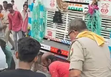 Chandauli News: पड़ाव चौराहे पर ट्रक की चपेट में आई स्कूटी, महिला गंभीर घायल, ट्रक चालक हिरासत में.
