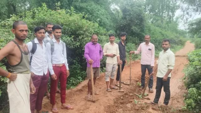 Sonbhadra News: सिस्टम से हारकर ग्रामीणों ने खुद उठाया फावड़ा, बदहाल सड़क के गड्ढे भरे.