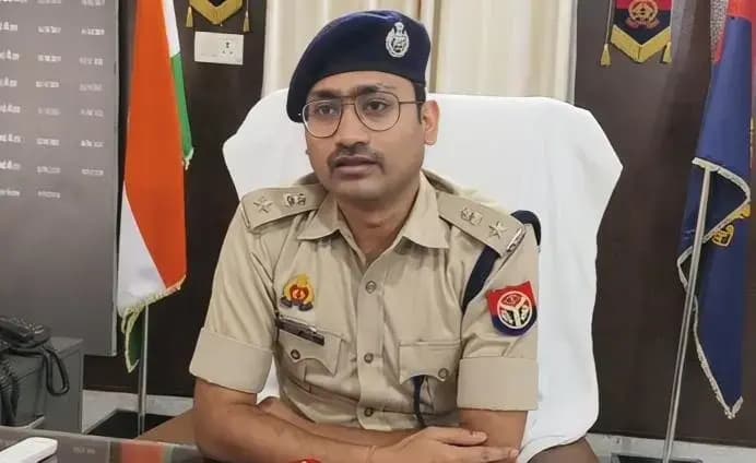 Chandauli News: विवेचनाओं में लापरवाही पर एसपी सख्त, दरोगा निलंबित, तीन के खिलाफ जांच.
