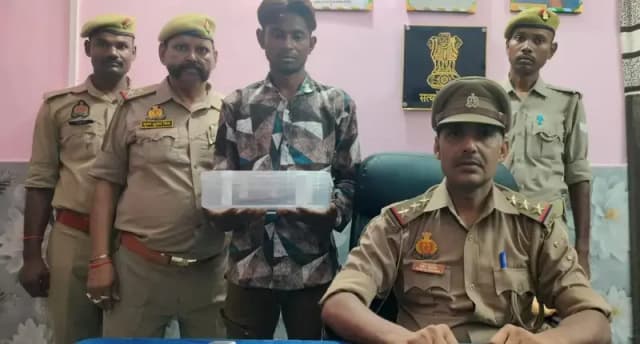 Chandauli News: आठ साल से फरार 50 हजार का इनामिया गिरफ्तार, तमंचा-कारतूस भी बरामद.
