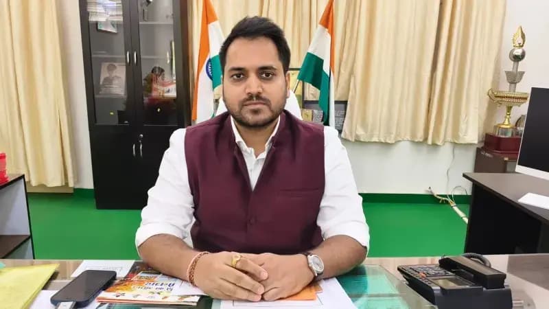 Sonbhadra News: जिलाधिकारी चर्चित गौड़ ने जनपदवासियों को दी स्वतंत्रता दिवस की हार्दिक शुभकामनाएं.