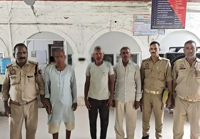 Chandauli News: पुराने मामलों में कोर्ट से जारी वारंट पर पुलिस ने तीन वारंटी दबोचे.

