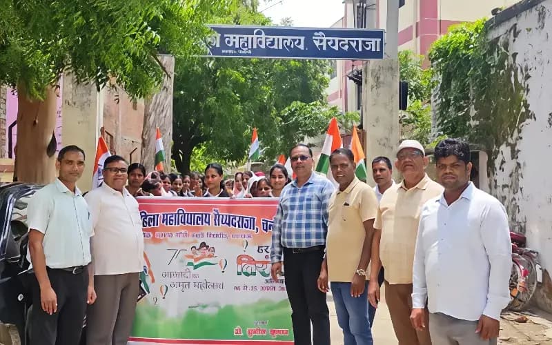 Chandauli News: सैकड़ों छात्राओं ने निकाली तिरंगा रैली, ‘भारत माता की जय’ से गूंजा सैयदराजा.
