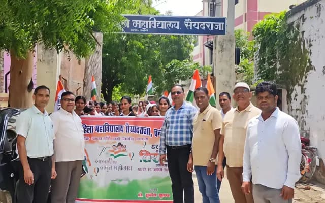 Chandauli News: सैकड़ों छात्राओं ने निकाली तिरंगा रैली, ‘भारत माता की जय’ से गूंजा सैयदराजा.

