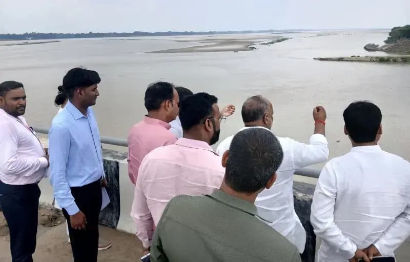 Chandauli News: बाढ़ संभावित क्षेत्रों में पहुंचे राज्य मंत्री हंसराज विश्वकर्मा, ग्रामीणों को दिया सुरक्षा का भरोसा.
