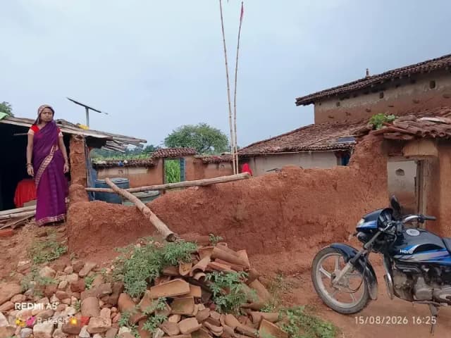 Sonbhadra News: लगातार बारिश से कच्चे मकान का कमरा ढहा, बाल-बाल बचे परिवार के लोग.