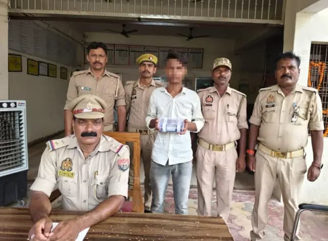 Chandauli News: ऑटो में सवारी बैठाकर लूट करने वाला आरोपी गिरफ्तार, मोबाइल और ₹500 बरामद.

