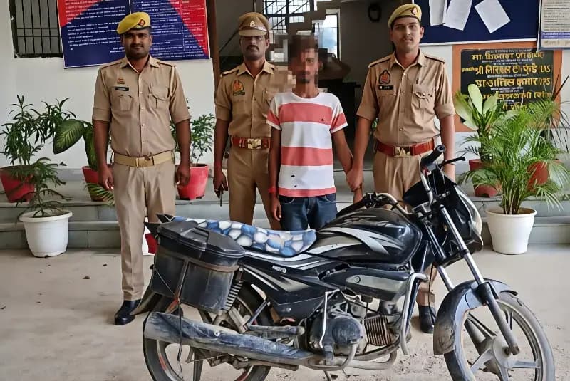 Chandauli News: चोरी की बाइक और मोबाइल के साथ युवक गिरफ्तार, साथी अंधेरे में फरार.

