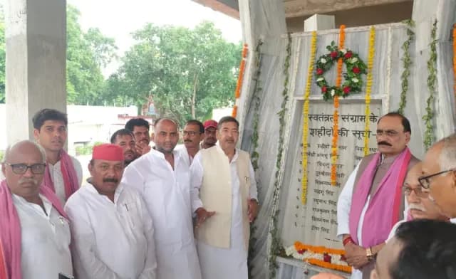 Chandauli News: शहीद स्मारक पर सपा नेताओं ने किया श्रद्धा सुमन अर्पित, अन्य शहीदों कि मूर्तियां नहीं लगाए जाने को लेकर समारोह से बनाई दूरी.
