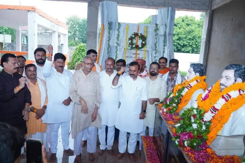 Chandauli News: शहादत के दिन राजनीति पर भड़के विधायक सुशील सिंह, बोले- शहीदों का सम्मान राजनीति से ऊपर.
